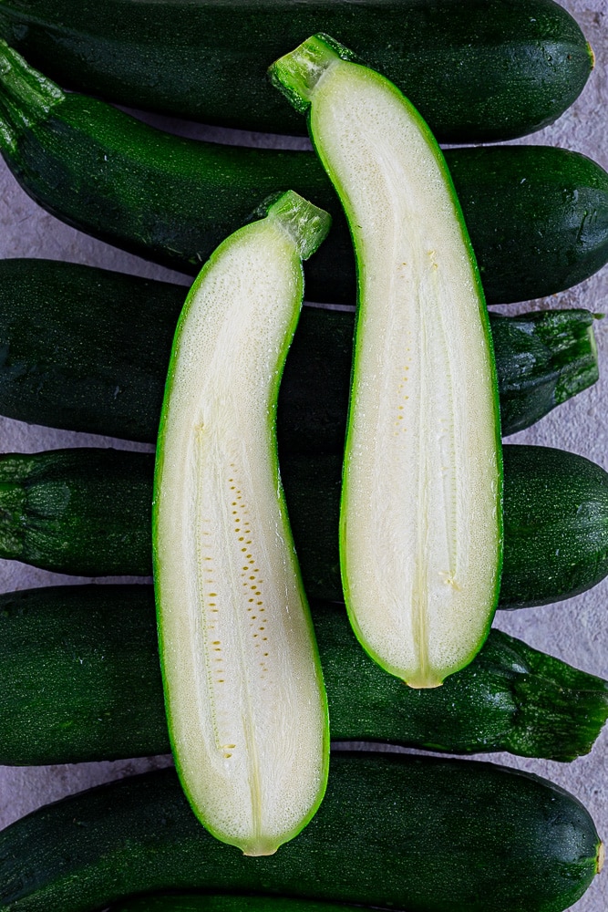 Préparez notre cake courgette olive feta, une recette facile et rapide, parfaite pour l’apéro, le pique-nique ou vos repas d’été.