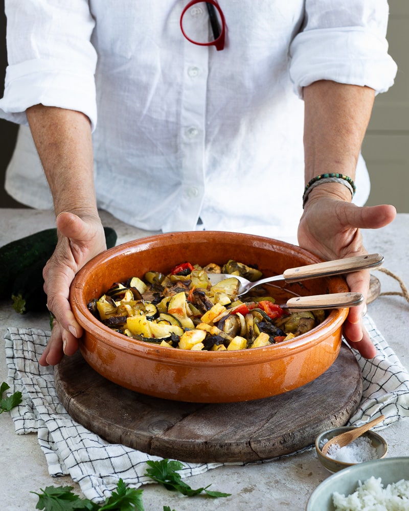 Cette recette de briam de légumes au cumin déborde de saveurs et de couleurs, et elle a une touche spéciale grâce à ma tante, qui y ajoute du cumin pour un parfum encore plus envoûtant.