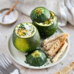 Voici une façon originale de cuisiner vos œufs (ou vos courgettes) : les Œufs cocotte en courgette ronde !