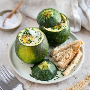 Voici une façon originale de cuisiner vos œufs (ou vos courgettes) : les Œufs cocotte en courgette ronde !