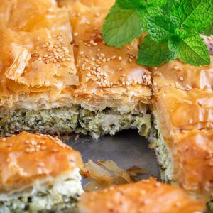 Vous avez déjà entendu parler de la Kolokithopita (ou feuilleté à la courgette) ? C’est la sœur moins connue de la spanakopita.