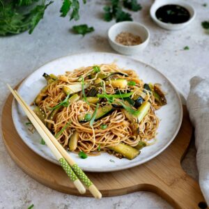 Allé, encore une petite recette avec de la courgette avant que la saison ne se termine : les Nouilles sautées pimentées à la courgette.