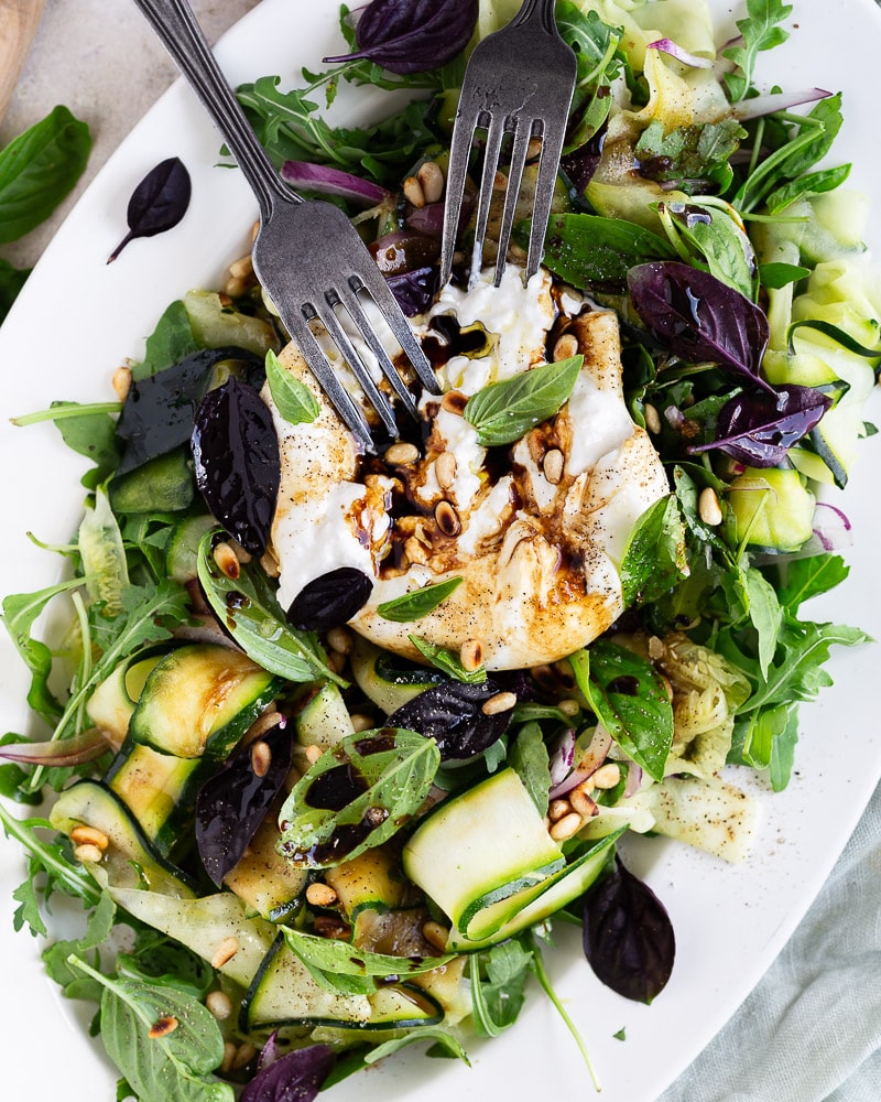 Voici une petite idée originale pour écouler vos stocks de courgettes : la Salade de courgette crue et burrata !