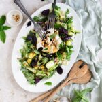 Voici une petite idée originale pour écouler vos stocks de courgettes : la Salade de courgette crue et burrata !