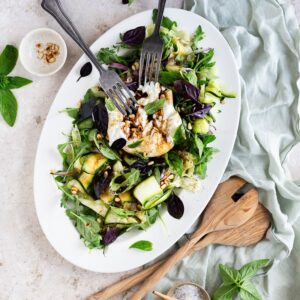 Voici une petite idée originale pour écouler vos stocks de courgettes : la Salade de courgette crue et burrata !