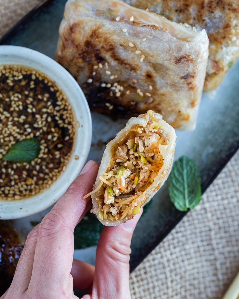Ces dumplings express de papier de riz aux poireaux sont parfaits pour les petites envies de beignets couplées de grosse flemme.
