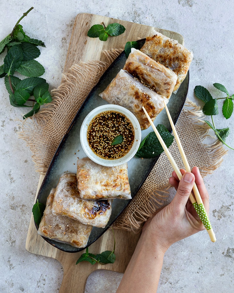 Ces dumplings express de papier de riz aux poireaux sont parfaits pour les petites envies de beignets couplées de grosse flemme.