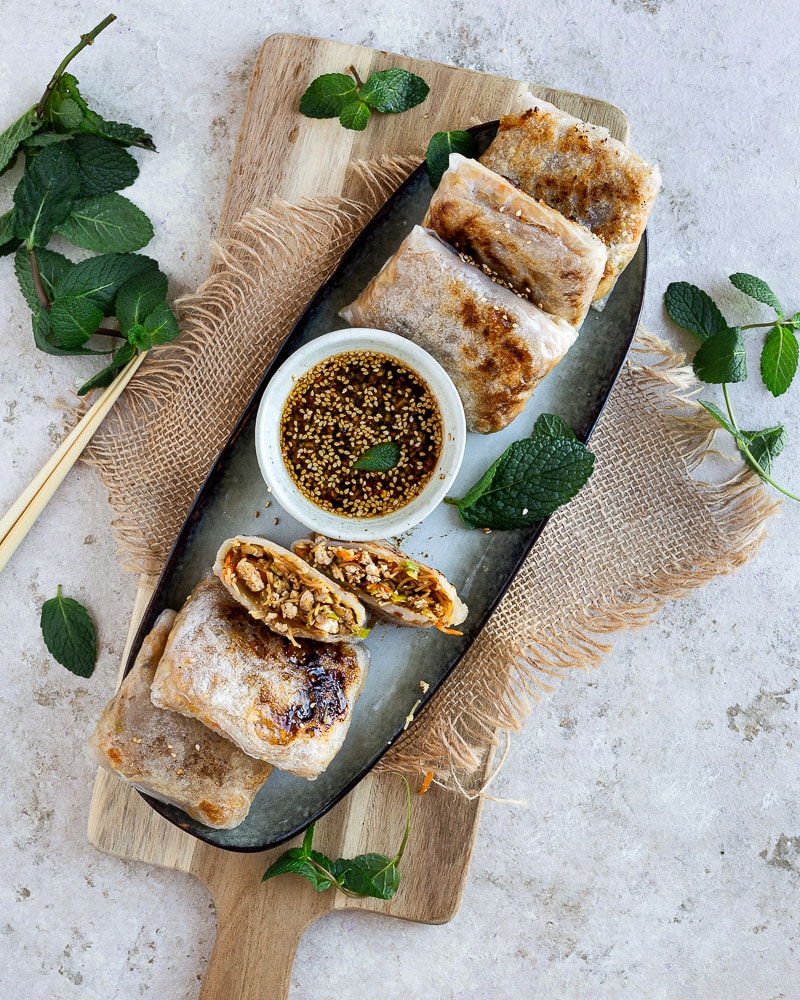 Ces dumplings express de papier de riz aux poireaux sont parfaits pour les petites envies de beignets couplées de grosse flemme.