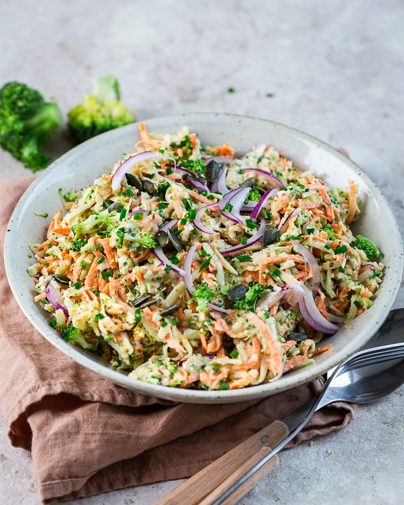 Ce Coleslaw brocoli pomme carotte va vous changer agréablement du coleslaw classique et permet d'utiliser le tronc du brocoli !