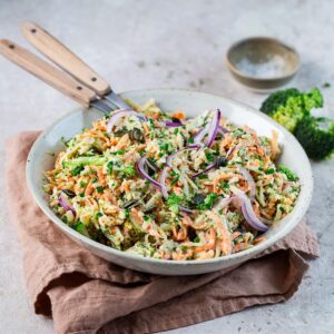 Ce Coleslaw brocoli pomme carotte va vous changer agréablement du coleslaw classique et permet d'utiliser le tronc du brocoli !