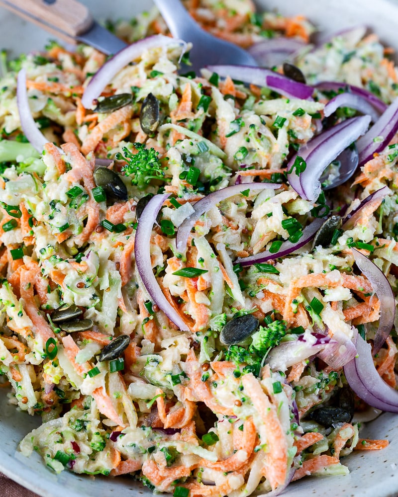 Ce Coleslaw brocoli pomme carotte va vous changer agréablement du coleslaw classique et permet d'utiliser le tronc du brocoli !