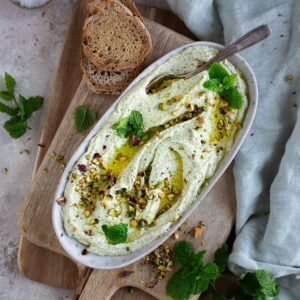 Cette crème de feta à la menthe et pistache est si crémeuse et parfaitement équilibrée grâce à la petite touche de menthe !