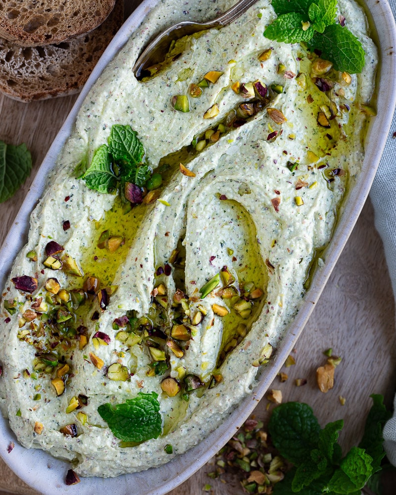 Cette crème de feta à la menthe et pistache est si crémeuse et parfaitement équilibrée grâce à la petite touche de menthe !