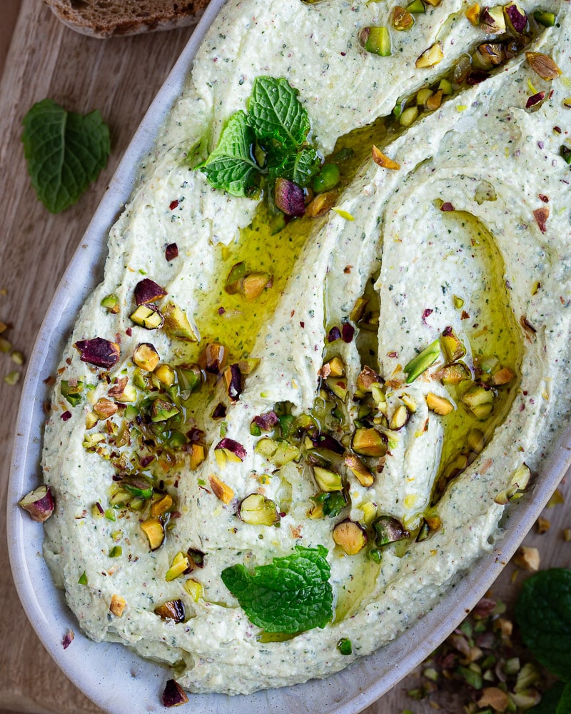 Cette crème de feta à la menthe et pistache est si crémeuse et parfaitement équilibrée grâce à la petite touche de menthe !