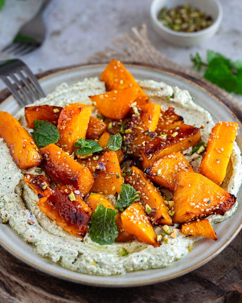 Cette crème de feta à la menthe et pistache est si crémeuse et parfaitement équilibrée grâce à la petite touche de menthe !