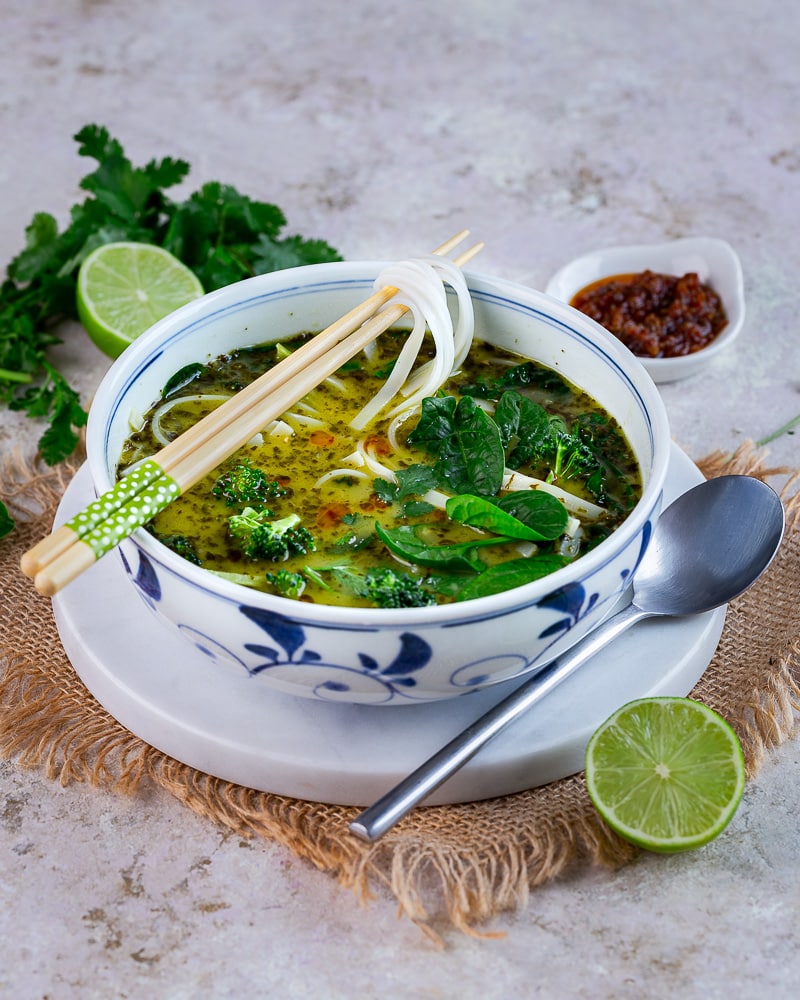 Cette soupe de nouilles curry vert simplifié est une petite explosion gustative ! Tout se passe dans la pâte aromatique !
