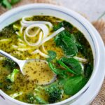 Cette soupe de nouilles curry vert simplifié est une petite explosion gustative ! Tout se passe dans la pâte aromatique !
