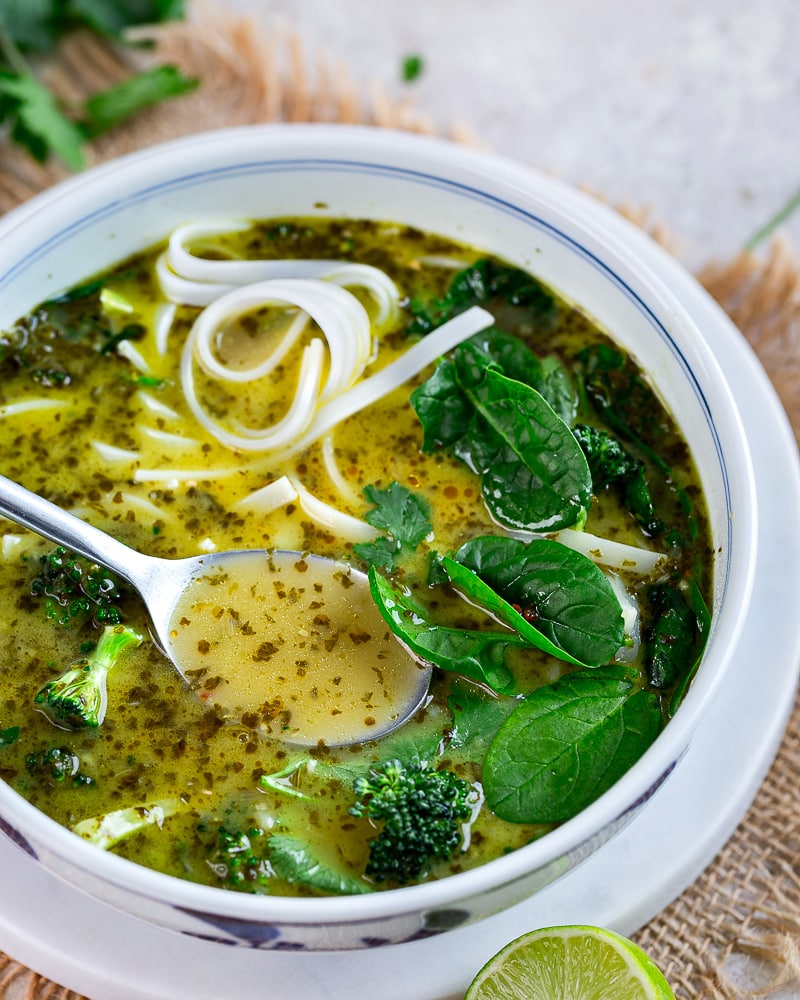Cette soupe de nouilles curry vert simplifié est une petite explosion gustative ! Tout se passe dans la pâte aromatique !