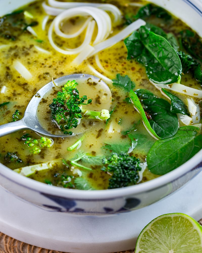 Cette soupe de nouilles curry vert simplifié est une petite explosion gustative ! Tout se passe dans la pâte aromatique !
