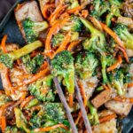 Cette recette Brocoli croquant et tofu sauté à la mongole est une petite pépite. Elle est végétalienne et complète !
