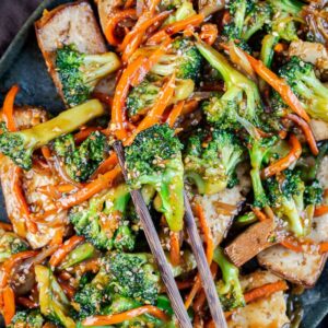 Cette recette Brocoli croquant et tofu sauté à la mongole est une petite pépite. Elle est végétalienne et complète !