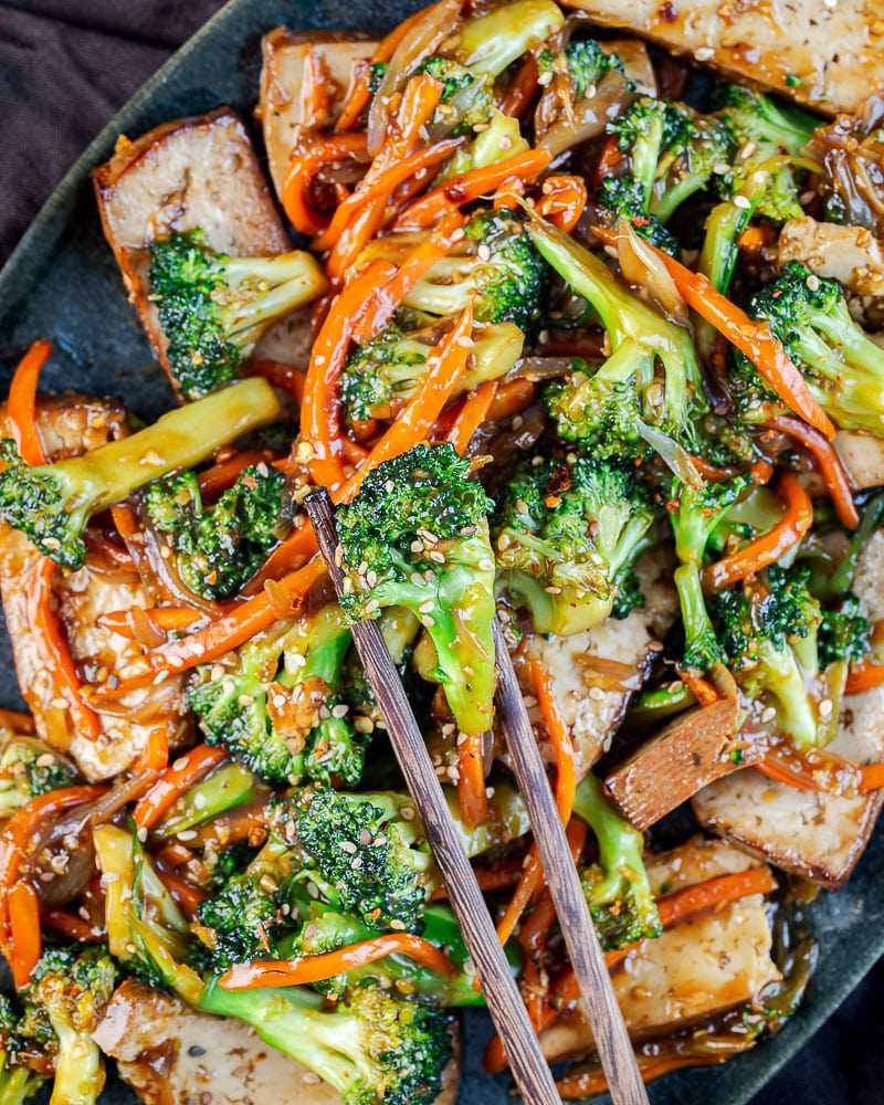 Cette recette Brocoli croquant et tofu sauté à la mongole est une petite pépite. Elle est végétalienne et complète !