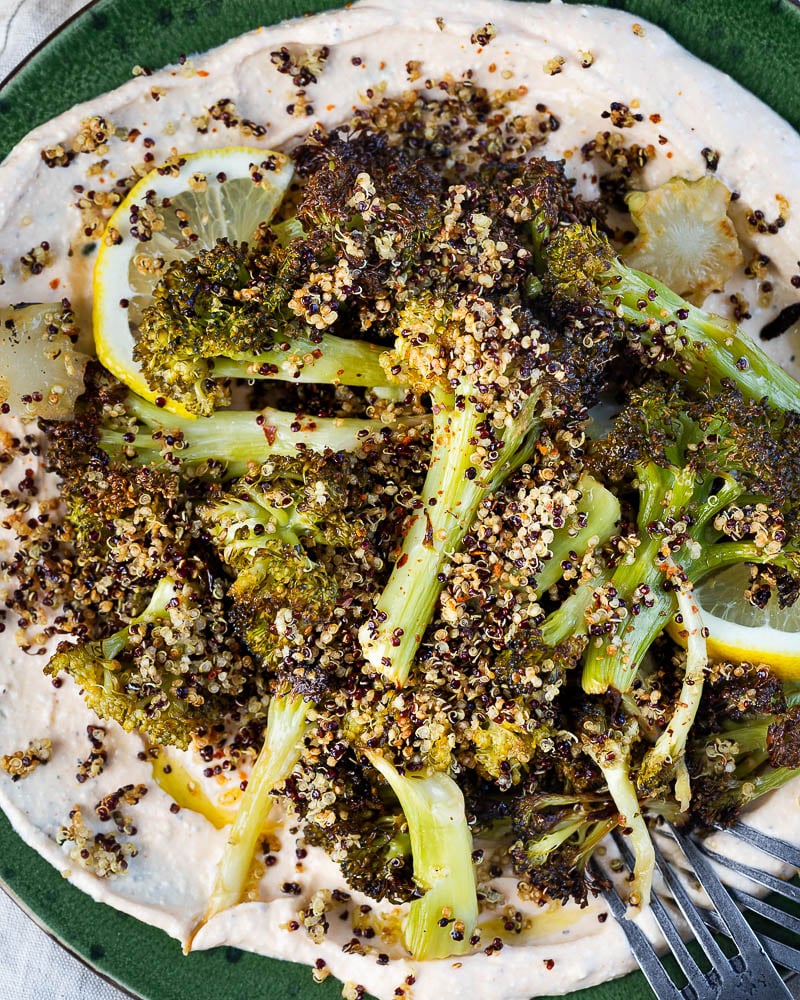 Cette recette de Brocoli et quinoa croustillant sur crème de feta va révolutionner votre rapport au brocoli !