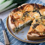 Cette Quiche aux blettes et 2 chèvres est devenue un grand classique dans ma cuisine. J'utilise les côtes et les feuilles pour cette recette.
