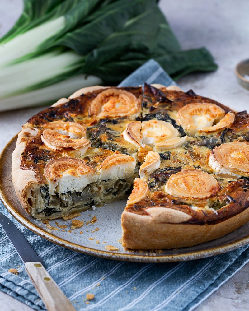 Cette Quiche aux blettes et 2 chèvres est devenue un grand classique dans ma cuisine. J'utilise les côtes et les feuilles pour cette recette.