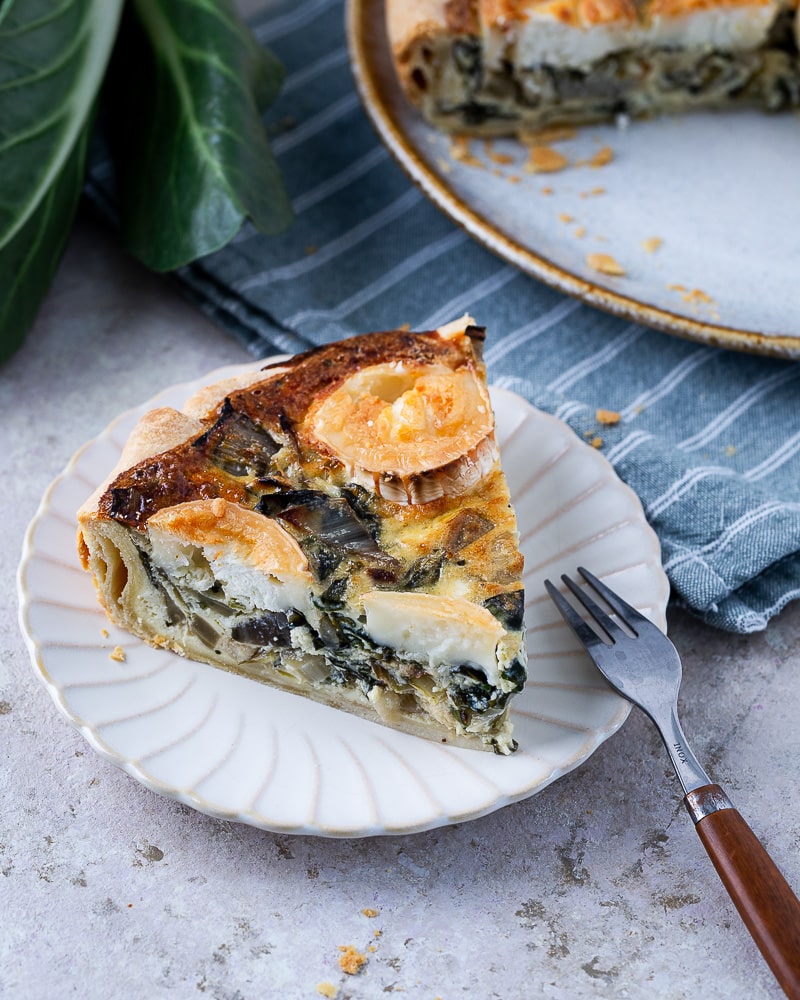Cette Quiche aux blettes et 2 chèvres est devenue un grand classique dans ma cuisine. J'utilise les côtes et les feuilles pour cette recette.