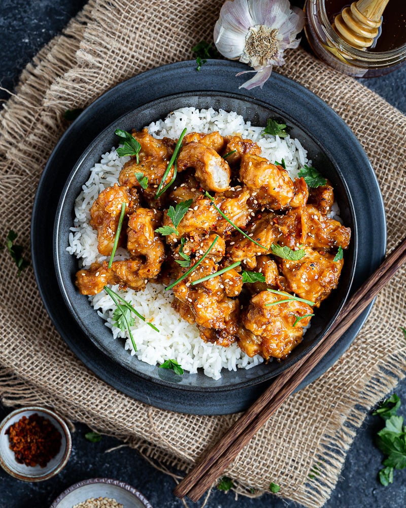 Ces Nuggets de chou-fleur sauce au miel et à l’ail vont vous bluffer ! Ils sont inspirés de la cuisine coréenne.