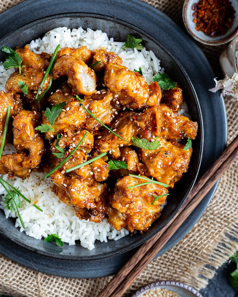 Ces Nuggets de chou-fleur sauce au miel et à l’ail vont vous bluffer ! Ils sont inspirés de la cuisine coréenne.