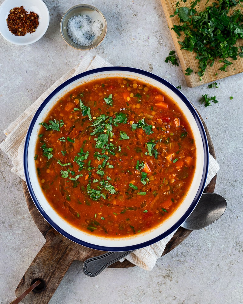 Cette Soupe aux deux lentilles et ras al hanout est riche en protéines végétales et une véritable explosion de saveurs !