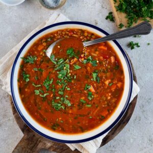 Cette Soupe aux deux lentilles et ras al hanout est riche en protéines végétales et une véritable explosion de saveurs !