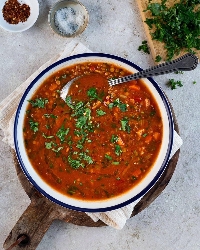 Cette Soupe aux deux lentilles et ras al hanout est riche en protéines végétales et une véritable explosion de saveurs !