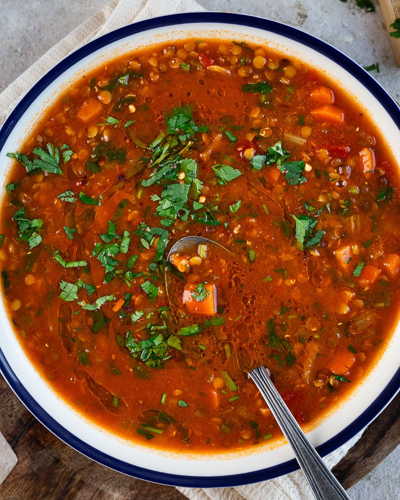 Cette Soupe aux deux lentilles et ras al hanout est riche en protéines végétales et une véritable explosion de saveurs !
