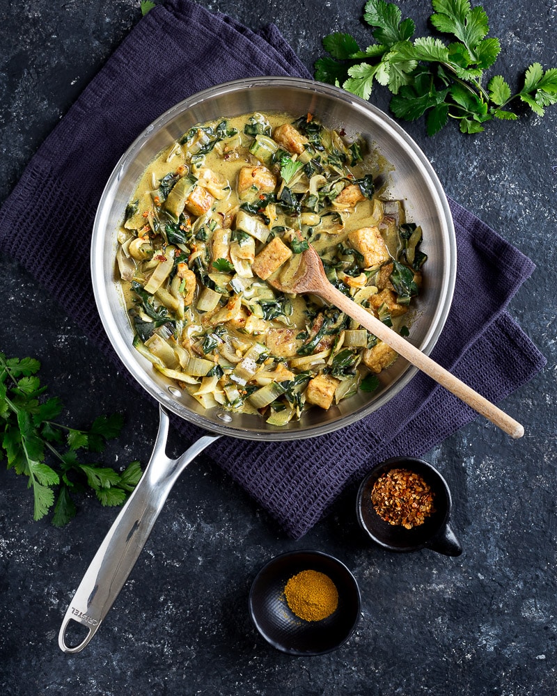 Voici une façon originale et délicieuse de manger ses blettes : en Blettes curry coco ! Une recette rapide et complète !