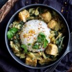 Voici une façon originale et délicieuse de manger ses blettes : en Blettes curry coco ! Une recette rapide et complète !