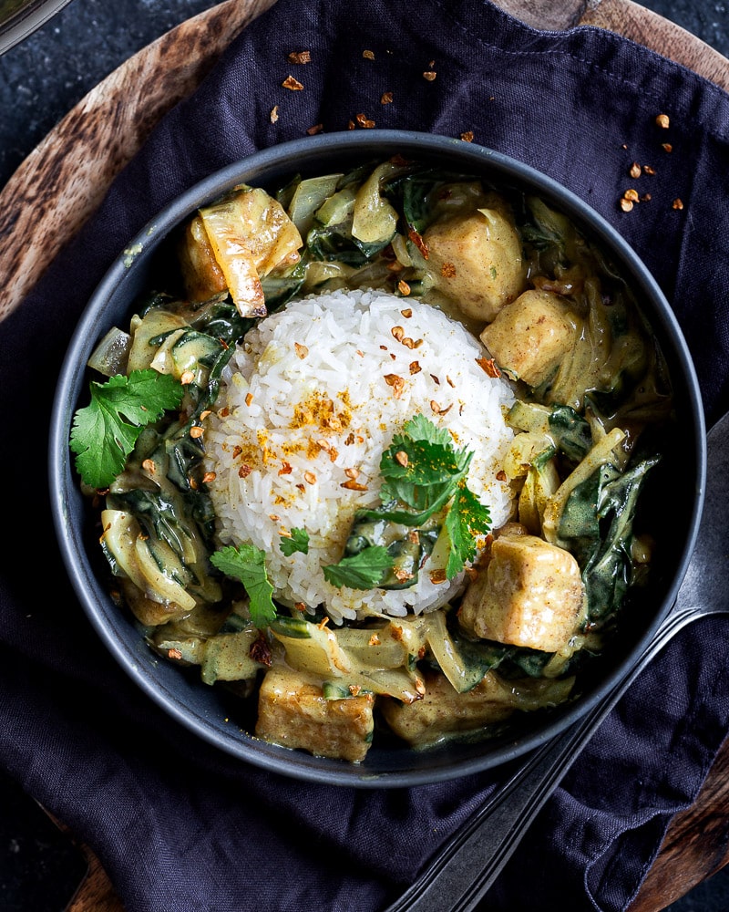 Voici une façon originale et délicieuse de manger ses blettes : en Blettes curry coco ! Une recette rapide et complète !