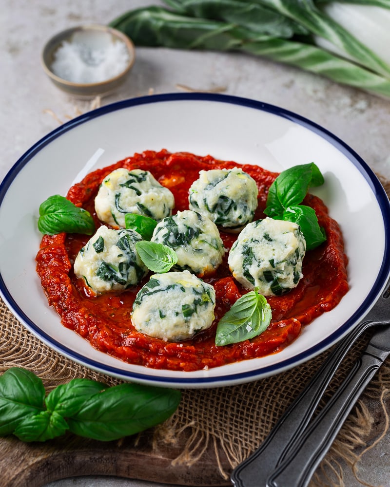 Voici une délicieuse façon, qui change un peu pour déguster vos blettes : les Boulettes de ricotta et blettes !