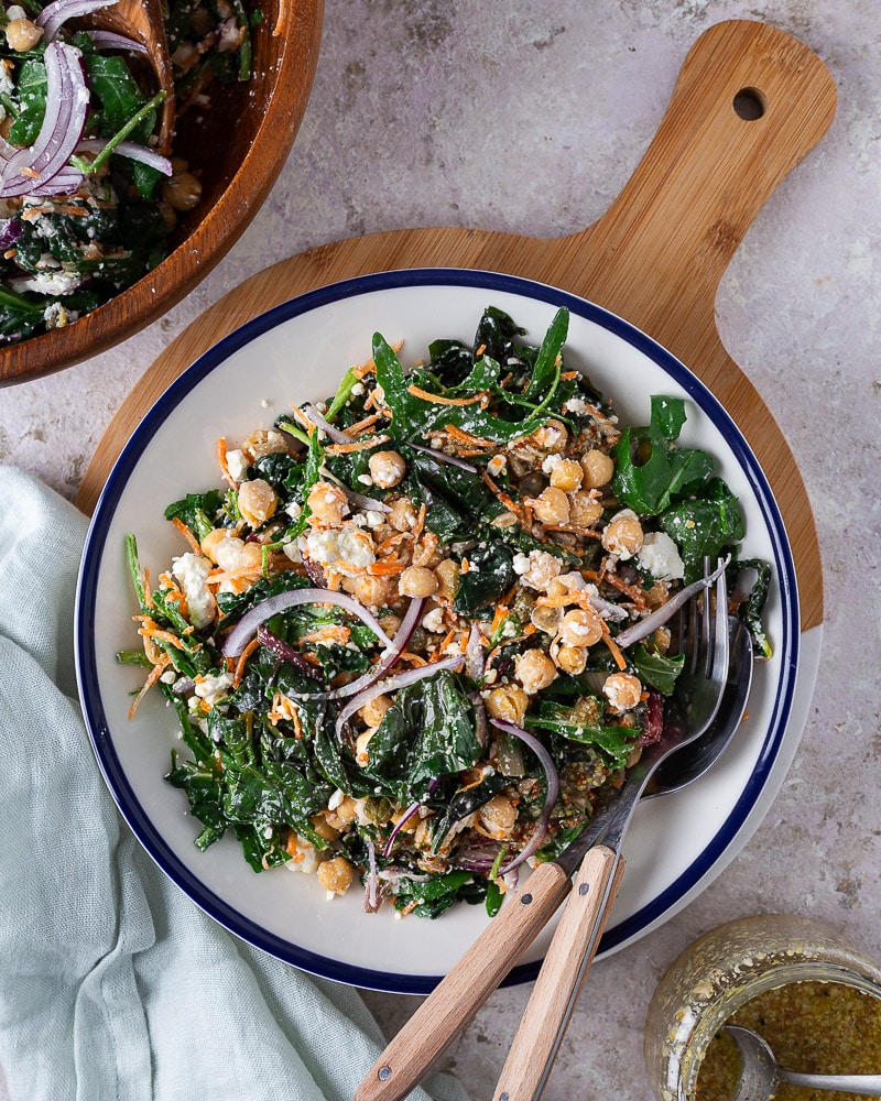 Avec l’arrivée des beaux jours, quoi de mieux que cette Salade de pois chiches blettes et feta super riche en protéines végétales ?