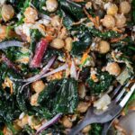 Avec l’arrivée des beaux jours, quoi de mieux que cette Salade de pois chiches blettes et feta super riche en protéines végétales ?