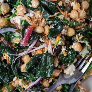 Avec l’arrivée des beaux jours, quoi de mieux que cette Salade de pois chiches blettes et feta super riche en protéines végétales ?