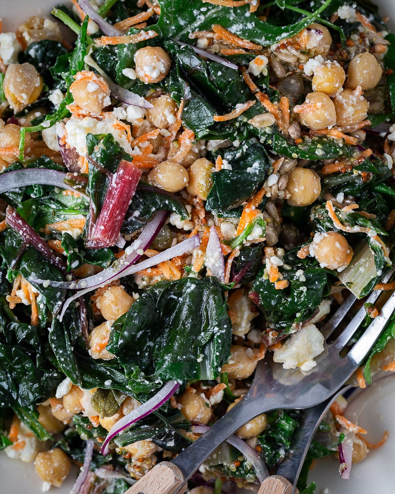 Avec l’arrivée des beaux jours, quoi de mieux que cette Salade de pois chiches blettes et feta super riche en protéines végétales ?