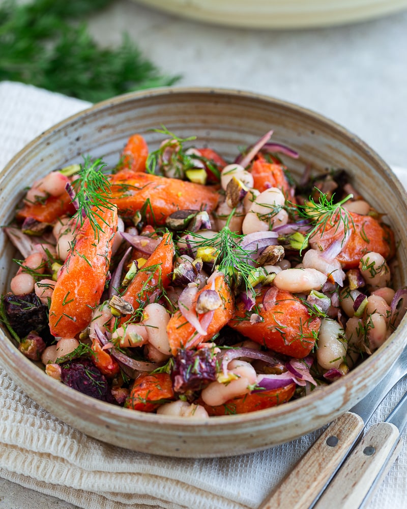 Si vous recherchez une recette qui allie saveur et simplicité, vous êtes au bon endroit avec cette Salade de haricots blancs et légumes rôtis