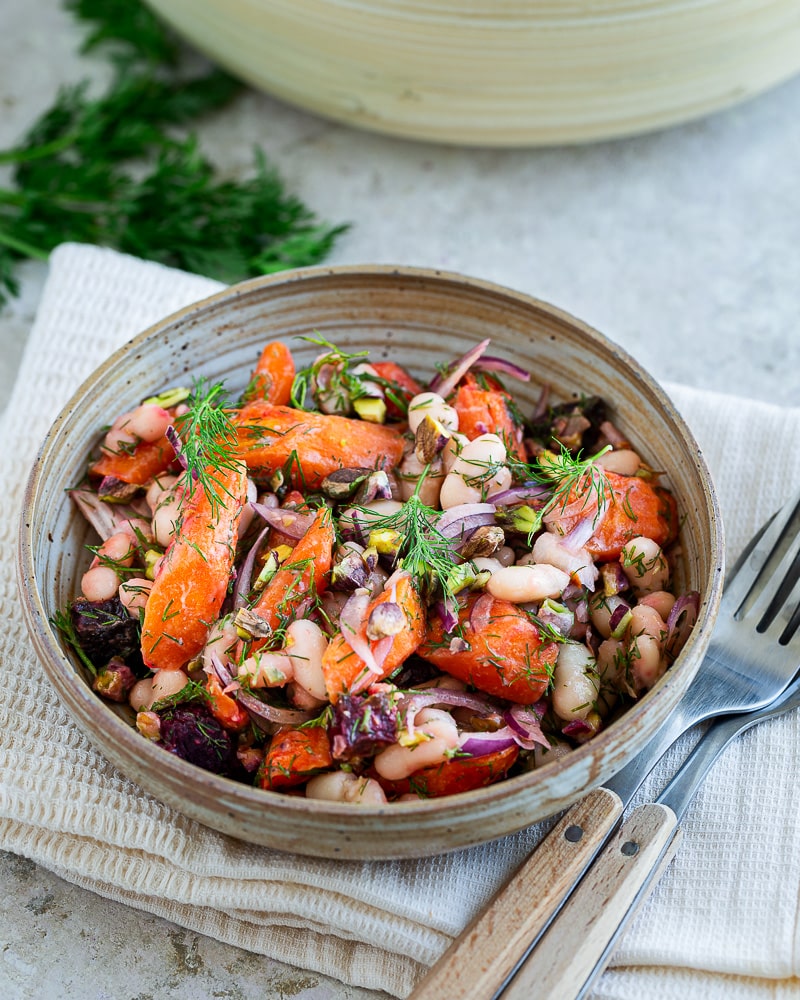 Si vous recherchez une recette qui allie saveur et simplicité, vous êtes au bon endroit avec cette Salade de haricots blancs et légumes rôtis