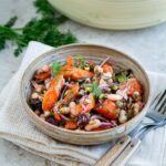 Si vous recherchez une recette qui allie saveur et simplicité, vous êtes au bon endroit avec cette Salade de haricots blancs et légumes rôtis