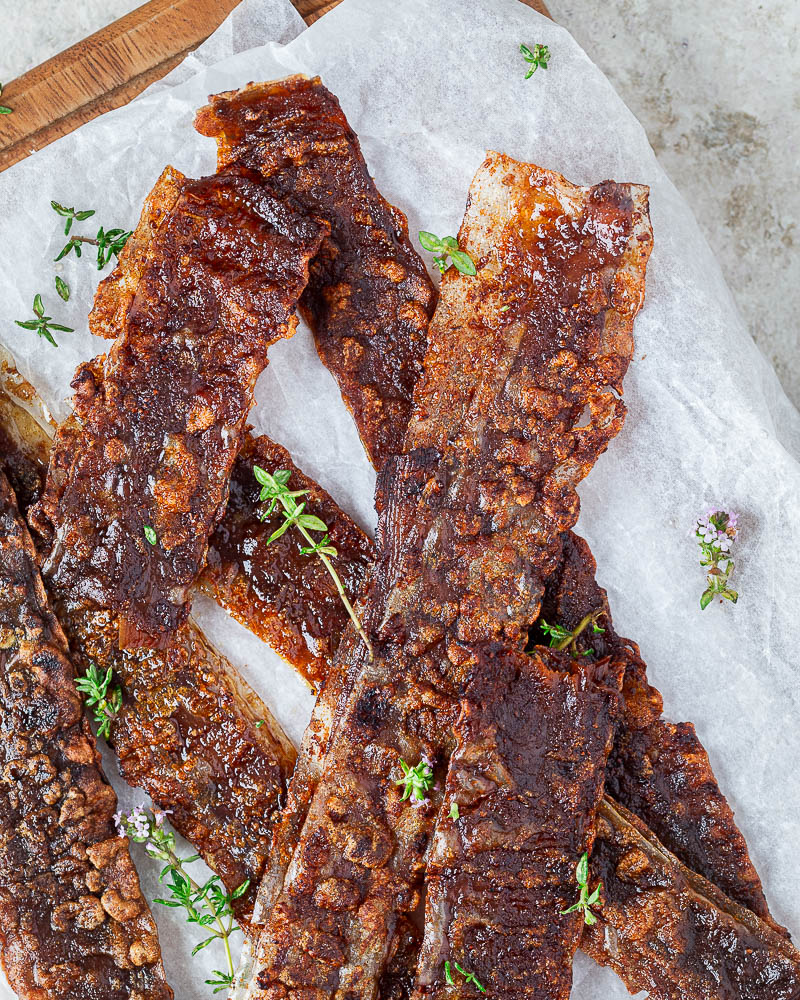 Dans cet article, je vous explique comment faire du bacon végétal super croustillant, à partir de feuilles de riz et de carottes.