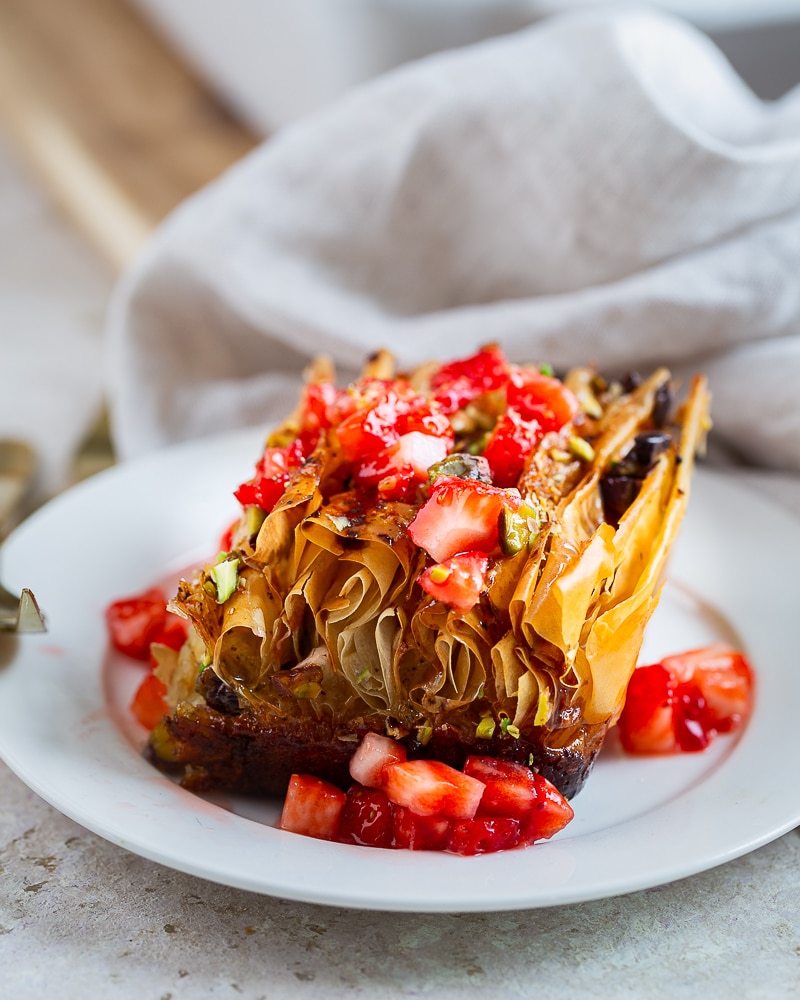 Est-ce que vous avez déjà entendu parler du Crinkle cake pistaches fraises ? Petite sœur des baklavas, c'est un délice !