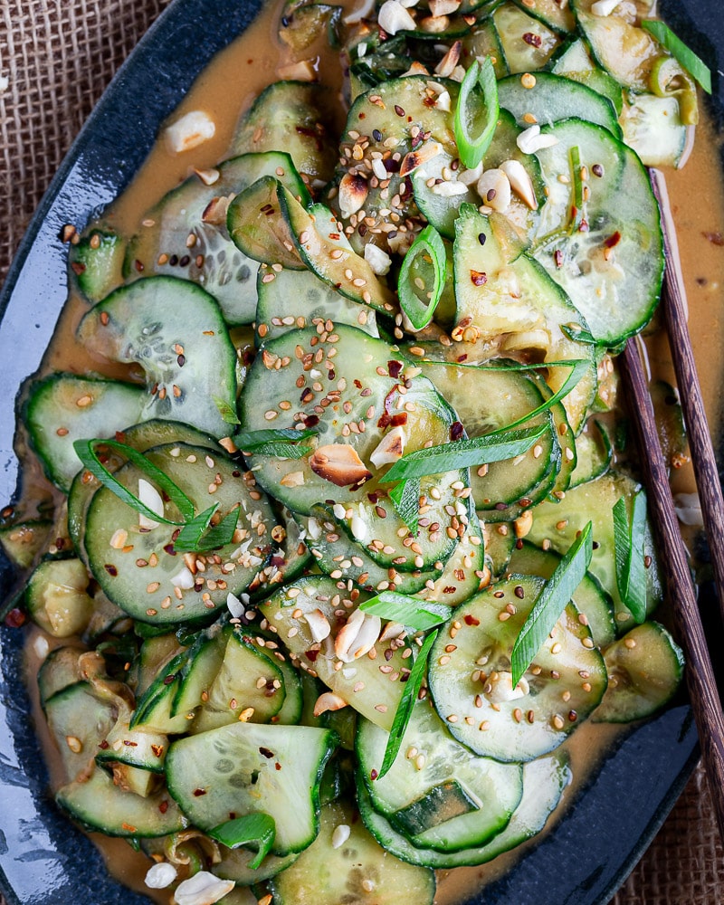 Cette Salade de concombre à la cacahuète va très rapidement devenir votre nouvelle façon préférée de manger du concombre !